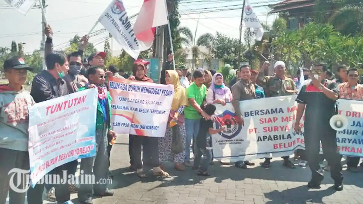 Dirumahkan Sejak 2013, Ratusan Pekerja Unjuk Rasa di Pengadilan Negeri Gresik