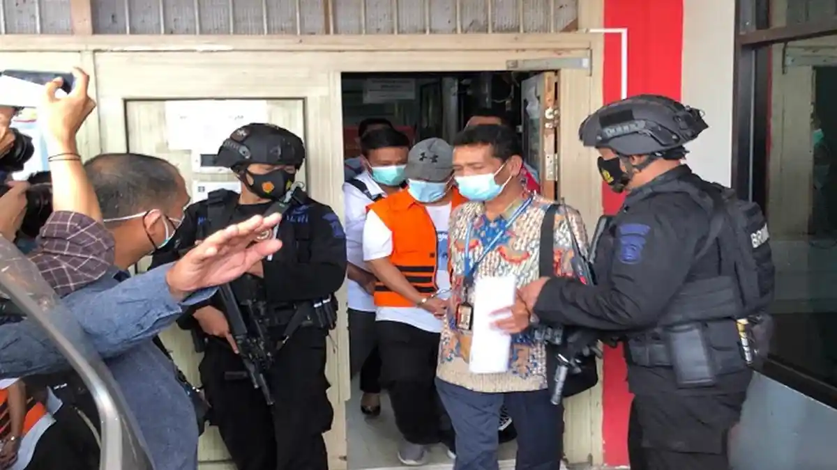 Tangan Terborgol Johan Anuar Keluar Rutan Pakjo, Ikut Dilantik di Griya Agung