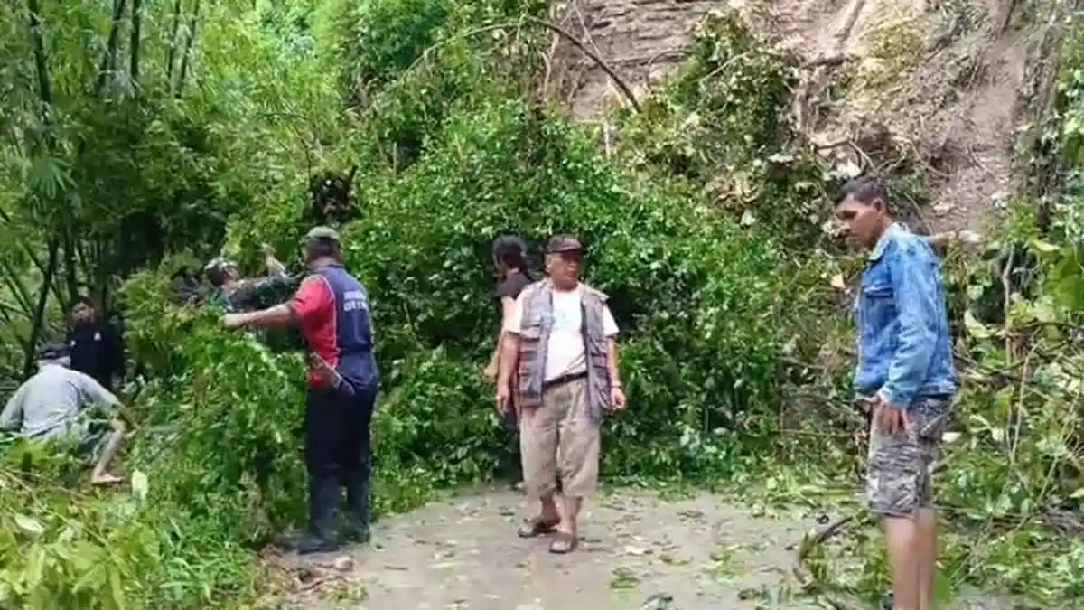 BPBD Majene Bantu Bereskan Longsor di Baruga Majene, Pastikan Hari ini Bisa Dilalui 