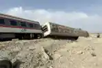 Kereta Api Tabrak Eskavator di Iran