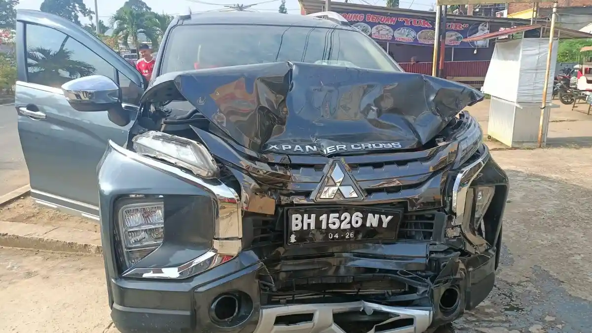 Ditinggal Pemilik Sarapan, Toyota Calya Ringsek Ditabrak Xpander di Tanjabtim
