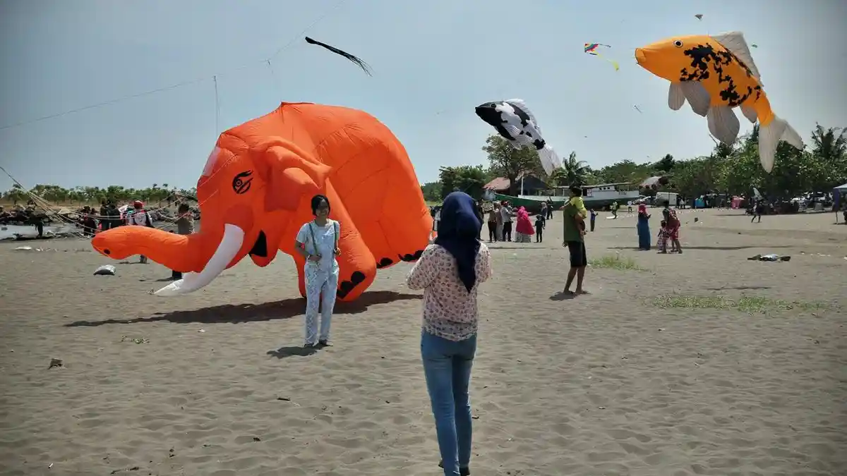 FOTO: Serunya Festival Layang-layang di Akkarena - layang-layang-di-akkarena-tanjung-bunga_20160821_232412.jpg