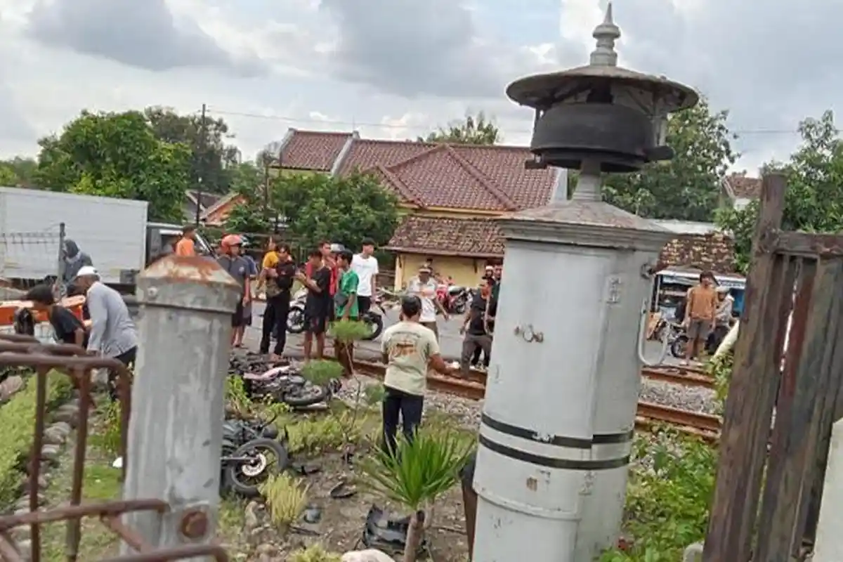 Detik detik Kecelakaan Maut KA Malioboro Ekspres vs  6 Sepeda Motor Di Magetan, 4 Tewas  