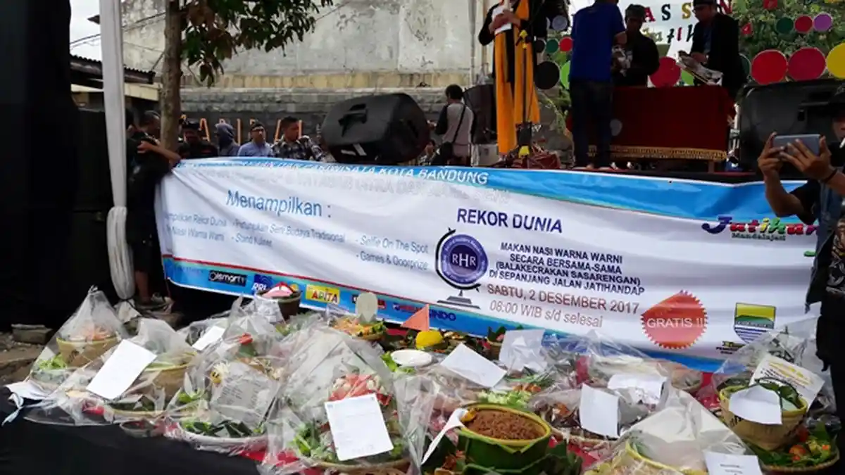 Warga Jatihandap Makan 17 Nasi Beda Warna Bersama di Jalanan