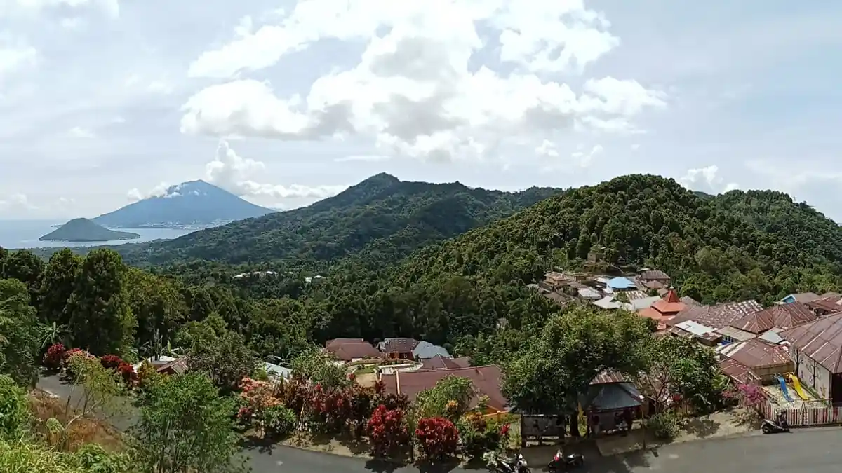 Melihat Pulau-pulau yang Indah di Halmahera dari Kampung Kalaodi di Tidore