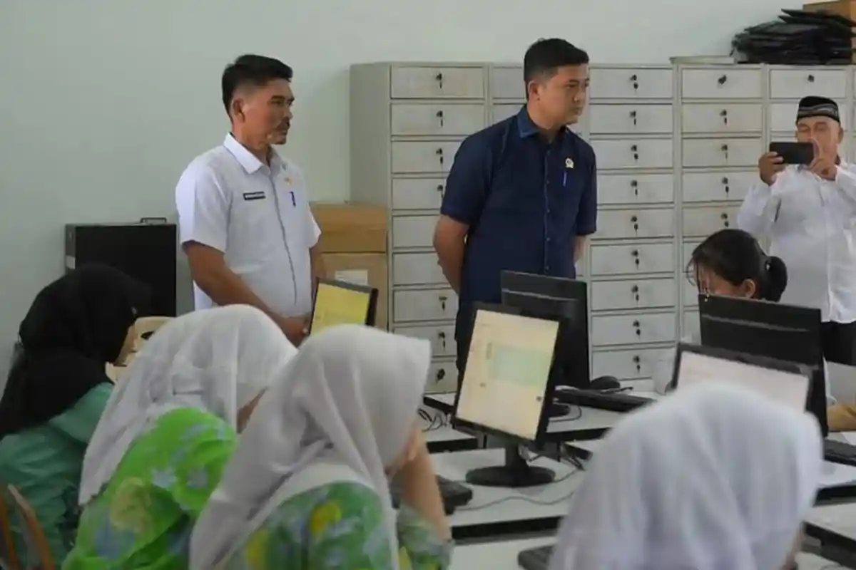 Ketua DPRD Provinsi Jambi Pantau Tes CAT PPDB SMA Titian Teras