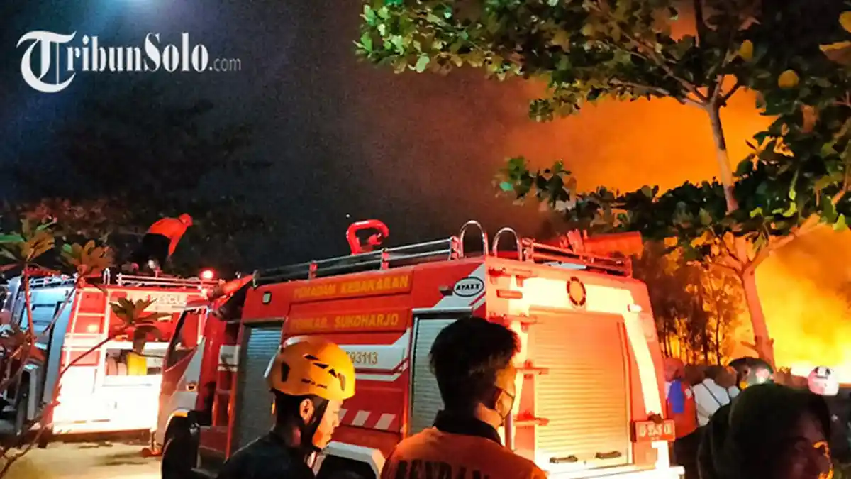 Kebakaran Hebat di Mojosongo Solo: Api Membesar Cepat, Pemadam Kesulitan Jangkau Pusat Api