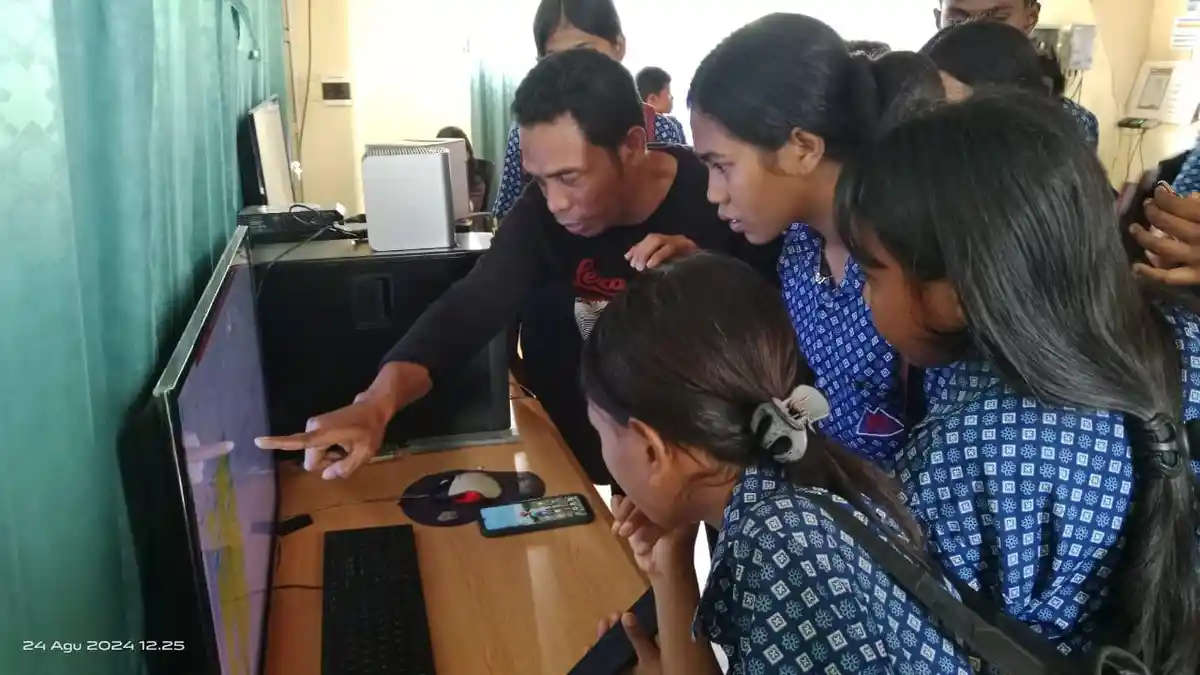 Siswa SMPS Ile Lewotolok Belajar tentang Gunung Api di di Pos Pemantau Gunung Ile Lewotolok