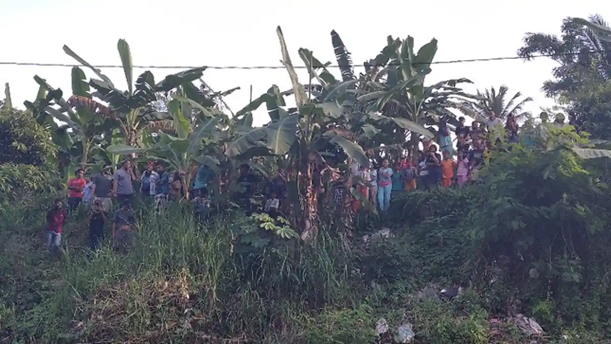 Abaikan Physical Distancing, Warga Berkerumun Tonton Proses Evakuasi Mayat di Kali Serpong