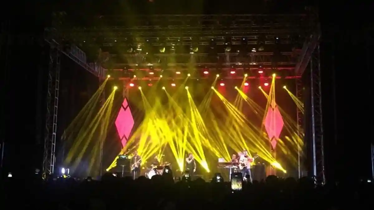 Vokalis Kodaline Pandu Penonton Nyanyi Bareng Lagu ''Head Held High''