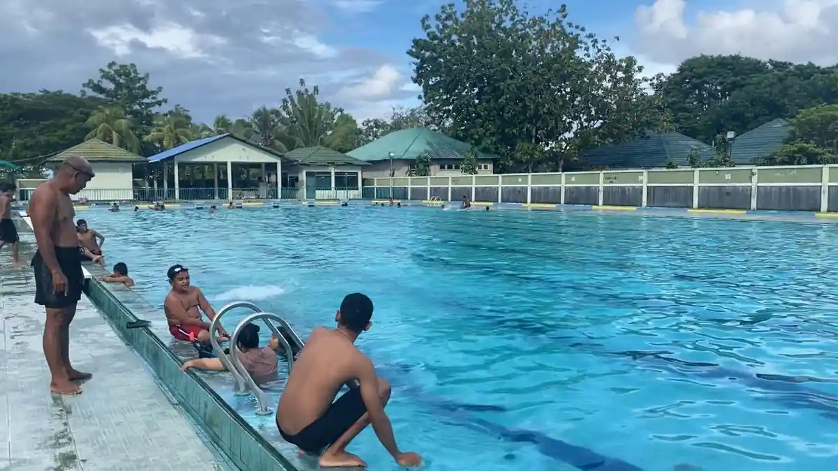 Sejumlah Warga Ambon Habiskan Waktu Libur Lebaran di Kolam Renang di Waiheru