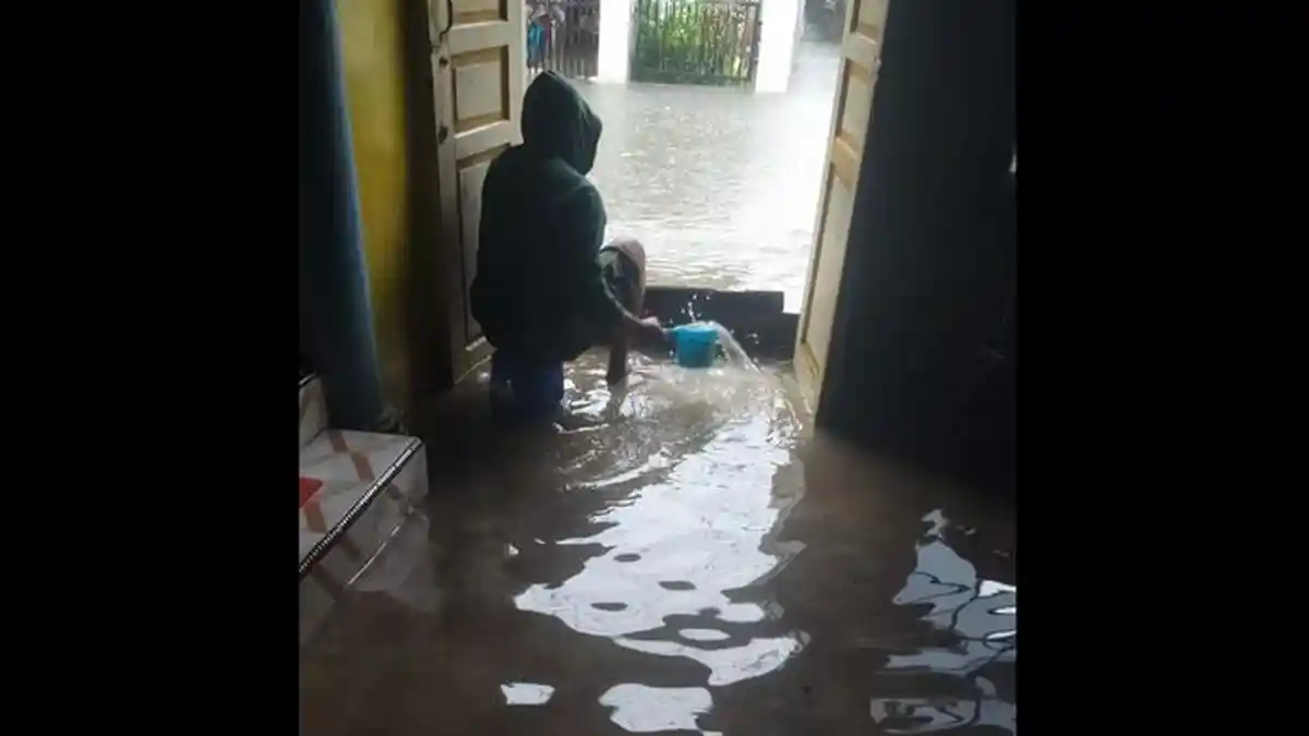 Banjir Rob Terjang Dua Desa di Pesisir Indramayu, 2.772 Rumah Warga Terendam dan Tongkang Terdampar