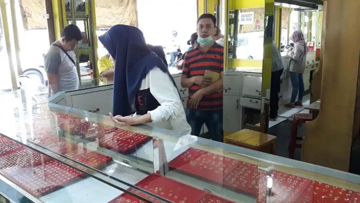 Mencoba Bobol Toko Emas di Pasar Bengkok, Perampok Diamuk Massa