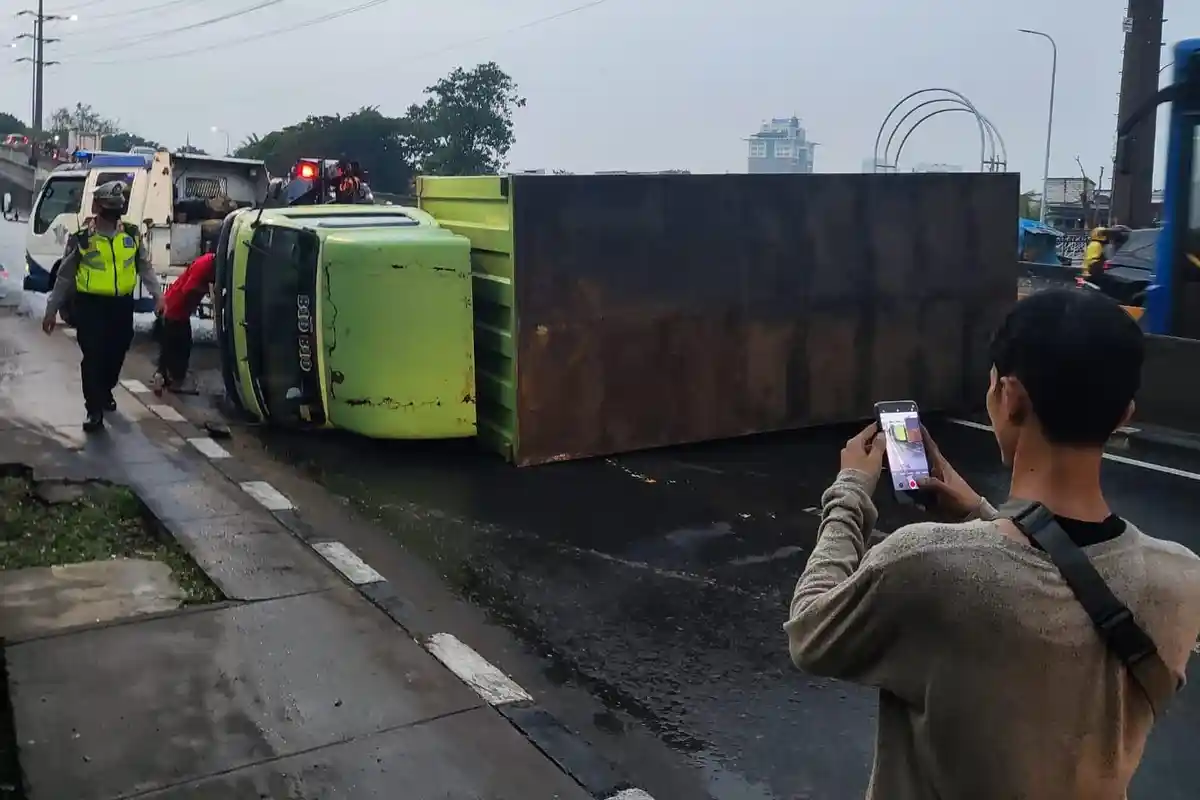 Kecelakaan Hari Ini di Jakarta: Mobil Boks Tabrak Terguling usai Pembatas Jalan di Flyover Pesing