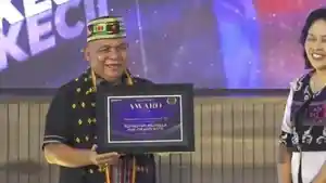Penyerahan-penghargaan-Pos-Kupang-Award-2024-oleh-Senior-Account-eksekutif.jpg