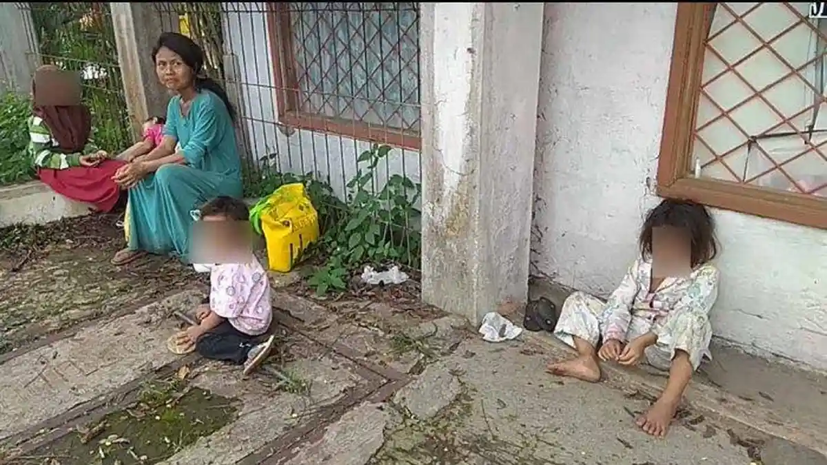 Demi Bantuan Bu Haji, Imas Bawa 4 Anaknya Jalan Kaki Lebih dari 10 Km Karena Tak Punya Uang