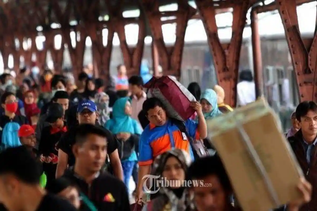 SERBA-SERBI Mudik Lebaran 2022 Tukang Bakso hingga Sepeda Motor Nyasar Sampai Masuk Jalan Tol