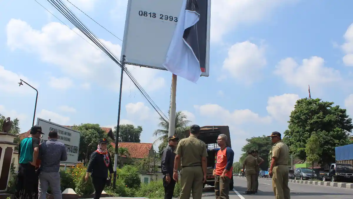 Kembali Lakukan Penyisiran, Bawaslu Sukoharjo Copot Sejumlah APK Liar