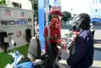 Warga Terpaksa Beli Pertamax di SPBU Surabaya