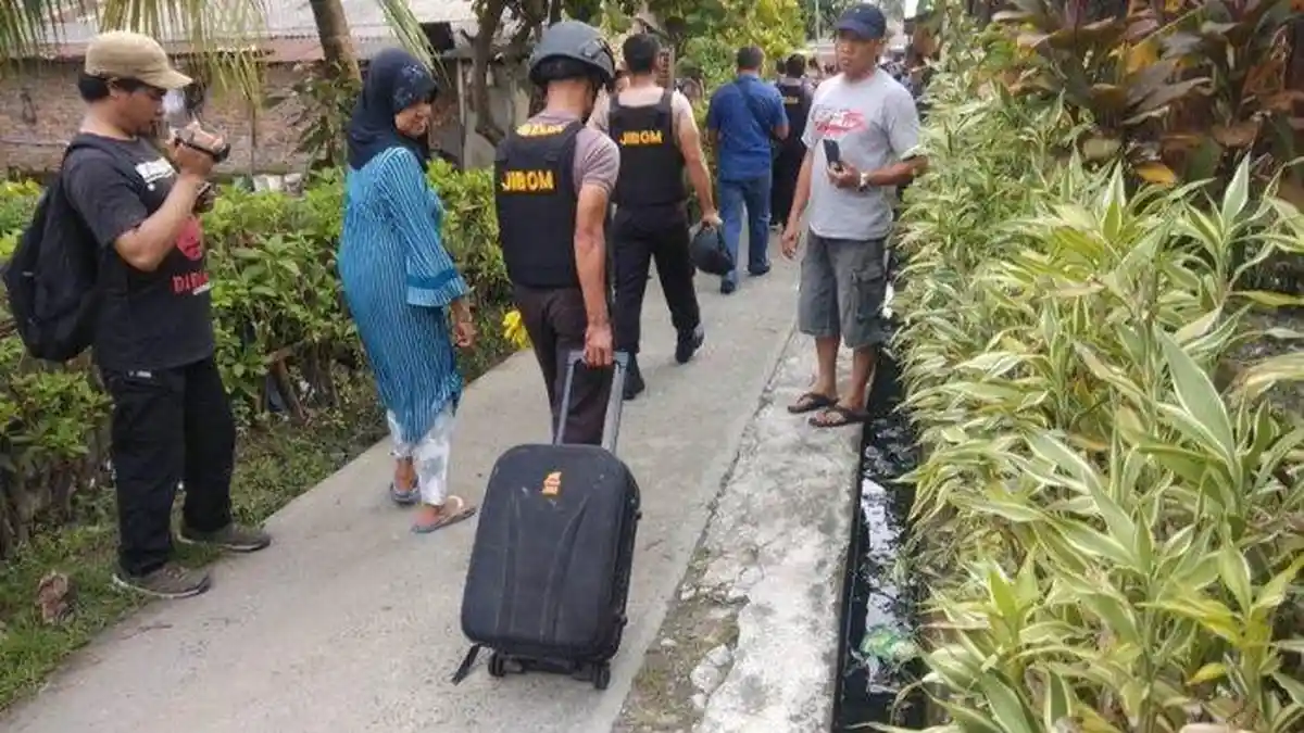 Polisi Bawa Koper dari Rumah Kontrakan Pelaku Bom Bunuh Diri di Polrestabes Medan