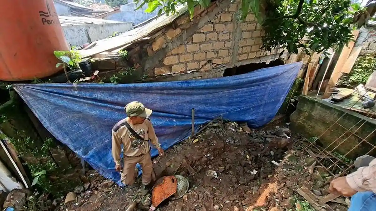 Kronologi Rumah Warga Jebol Terkena Longsor  dan Banjir di Cilodong Depok, Terdengar Suara Gemuruh 