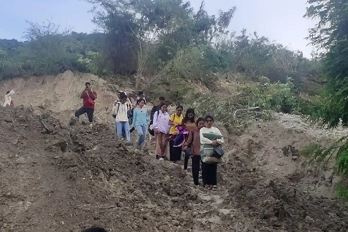 Pasca Longsor, Jalur Alternatif Telah Dibuka Khusus Bagi Kendaraan Kecil dan Pejalan Kaki