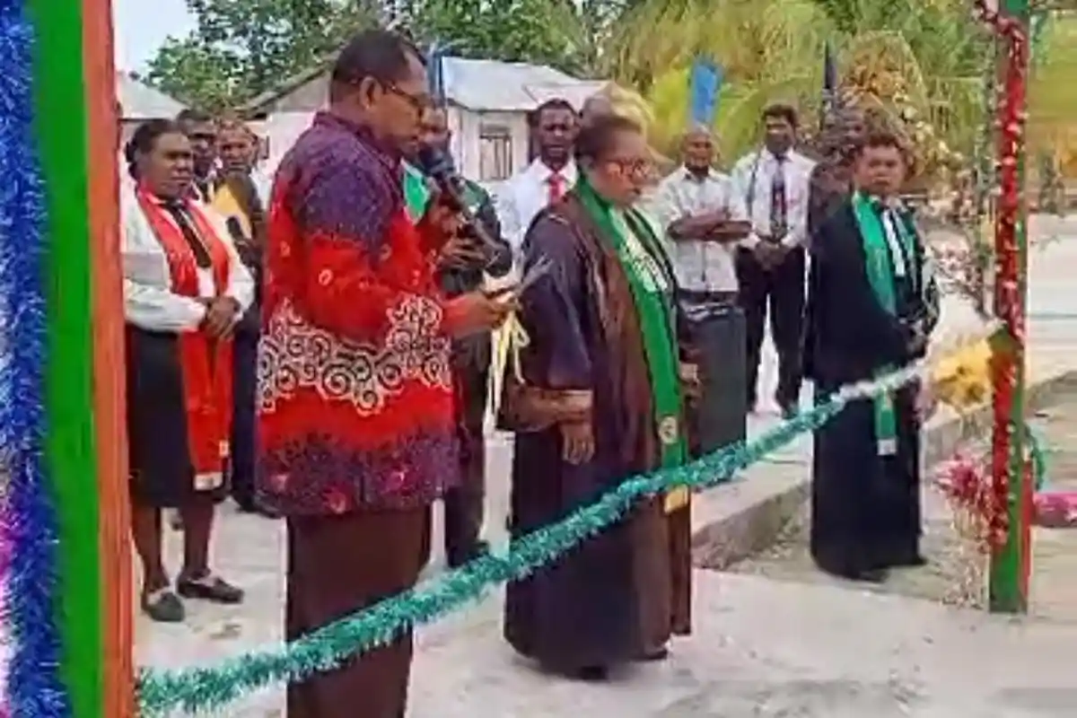 Wabup Raja Ampat Orideko Burdam Resmikan Pagar dan Menara Lonceng Jemaat GKI Peniel Reni