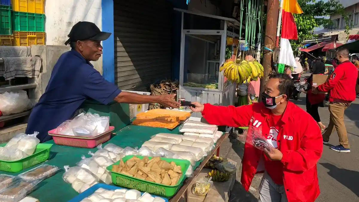 PSBB Transisi di Jakarta Diperpanjang, PSI Bagikan Masker di Pasar Rebo