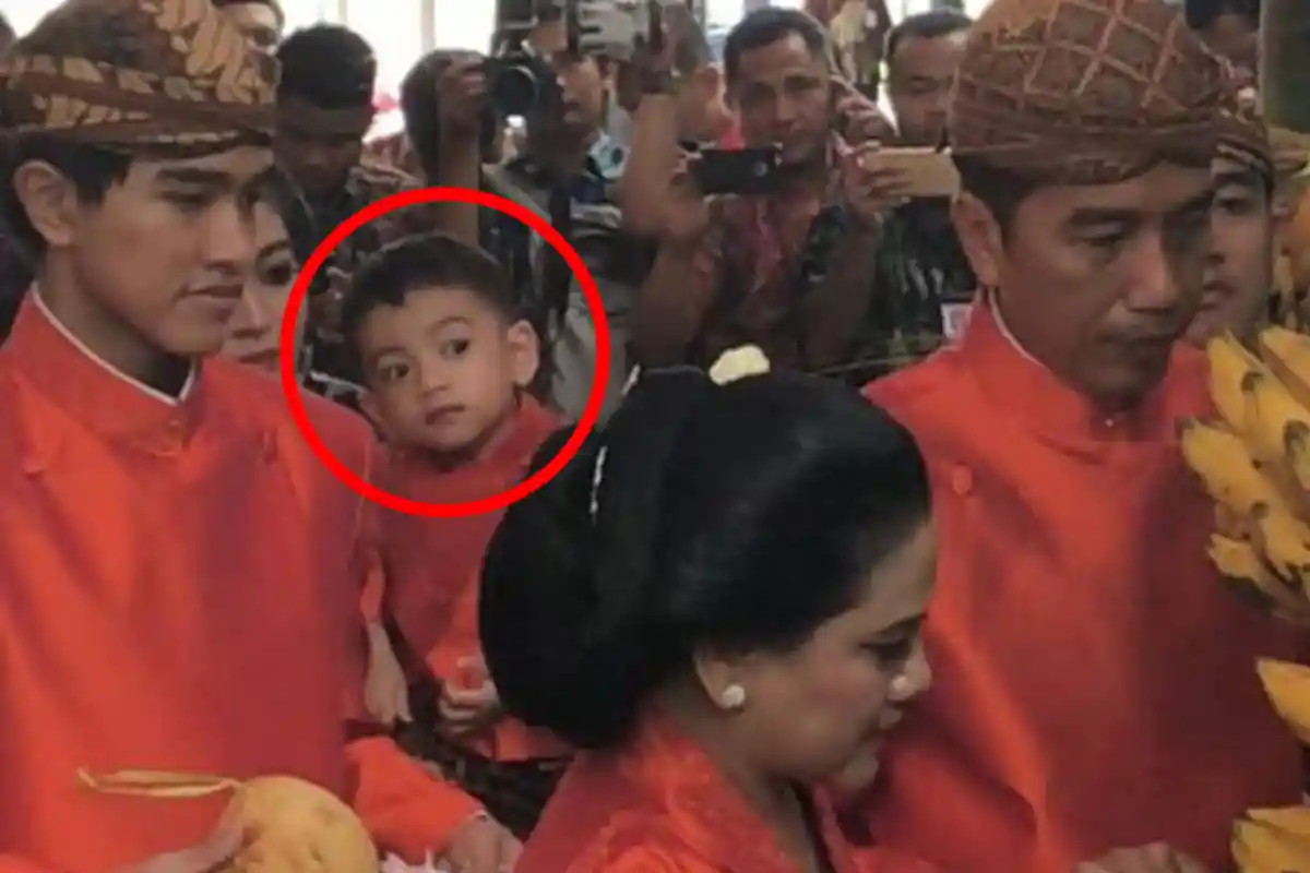 Gemes Banget! Perhatikan Ekspresi Jan Ethes Cucu Jokowi Saat Pemasangan Bleketepe Kahiyang-Bobby