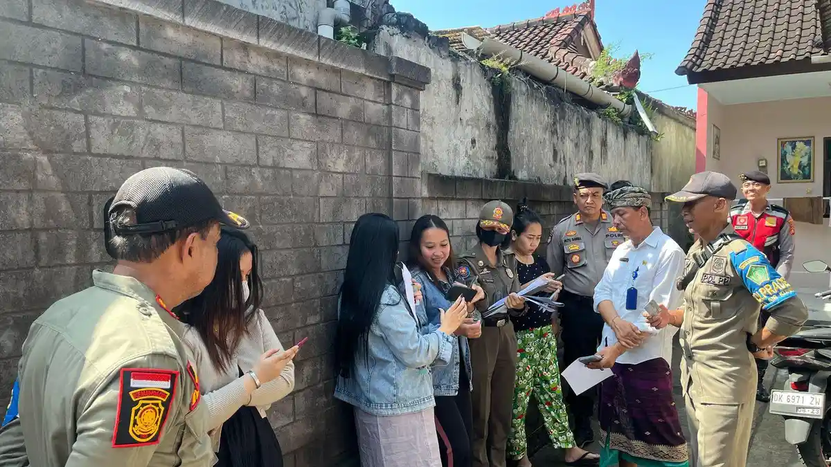 PETUGAS Temukan 5 Duktang Tak Urus Suket, Sisir Satu Per Satu Kos di Kecamatan Jembrana