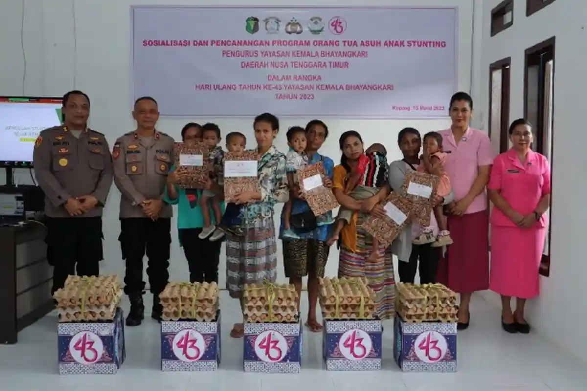 Dukung Tekan Angka Stunting, Kapolres TTS dan Ketua Bhayangkari Beri Sembako bagi Anak Stunting