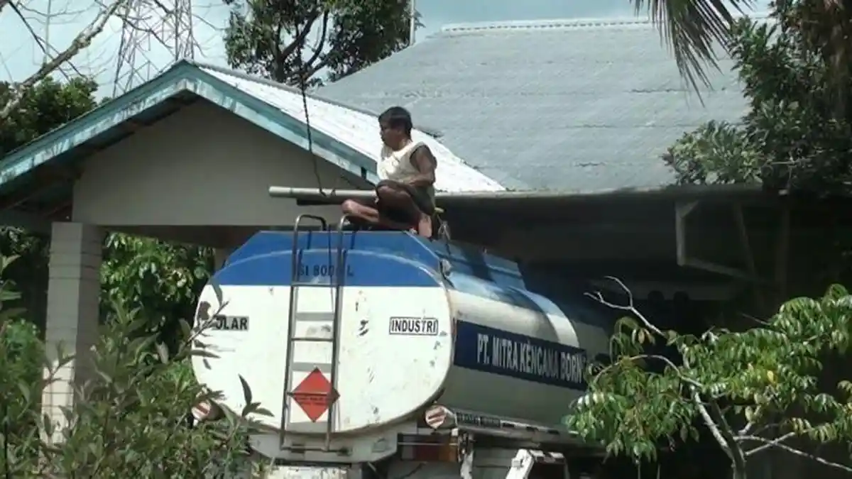 Pria Ini Mau Bakar Diri di Atas Mobil Tangki BBM Usai Diduga Ketahuan Berselingkuh