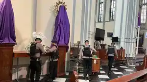 Satuan-Brimob-Polda-Metro-Jaya-menyisir-area-gereja-di-wilayah-Jakarta.jpg