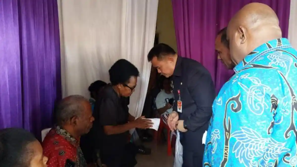 Bupati Bernhard dan Danrem Melayat ke Rumah Duka Penatua Yulianus Kareth