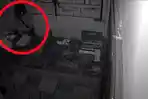 Tangkapan-layar-video-CCTV-merekam-aksi-seorang-pria-misterius.jpg