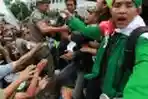 Demonstran Mahasiswa Tolak Kenaikan BBM Saling Dorong
