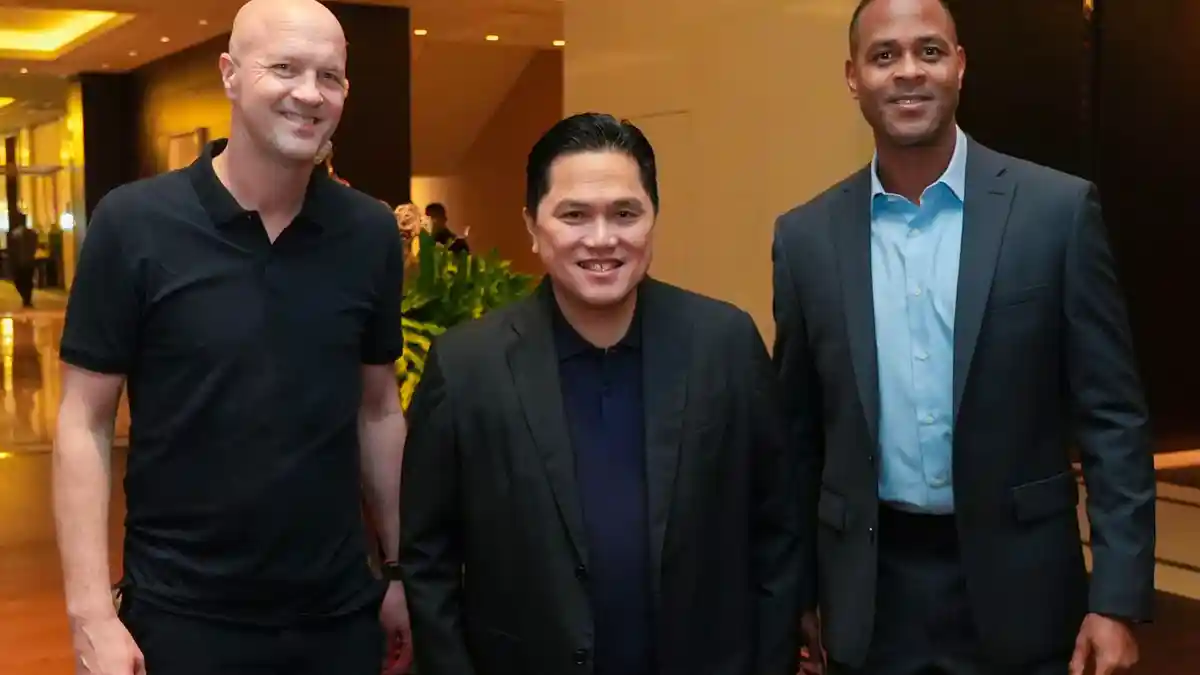 Erick Thohir Bertemu dengan Simon Tahamata, Ungkap Harapannya Soal Sepak Bola Indonesia