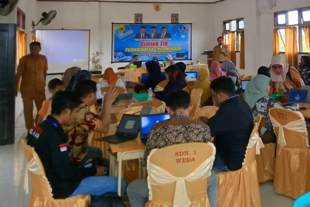 61 Guru SD dan SMP se Halmahera Tengah Maluku Utara Ikut Bimtek TIK Pemanfaatan Charomebook 2024