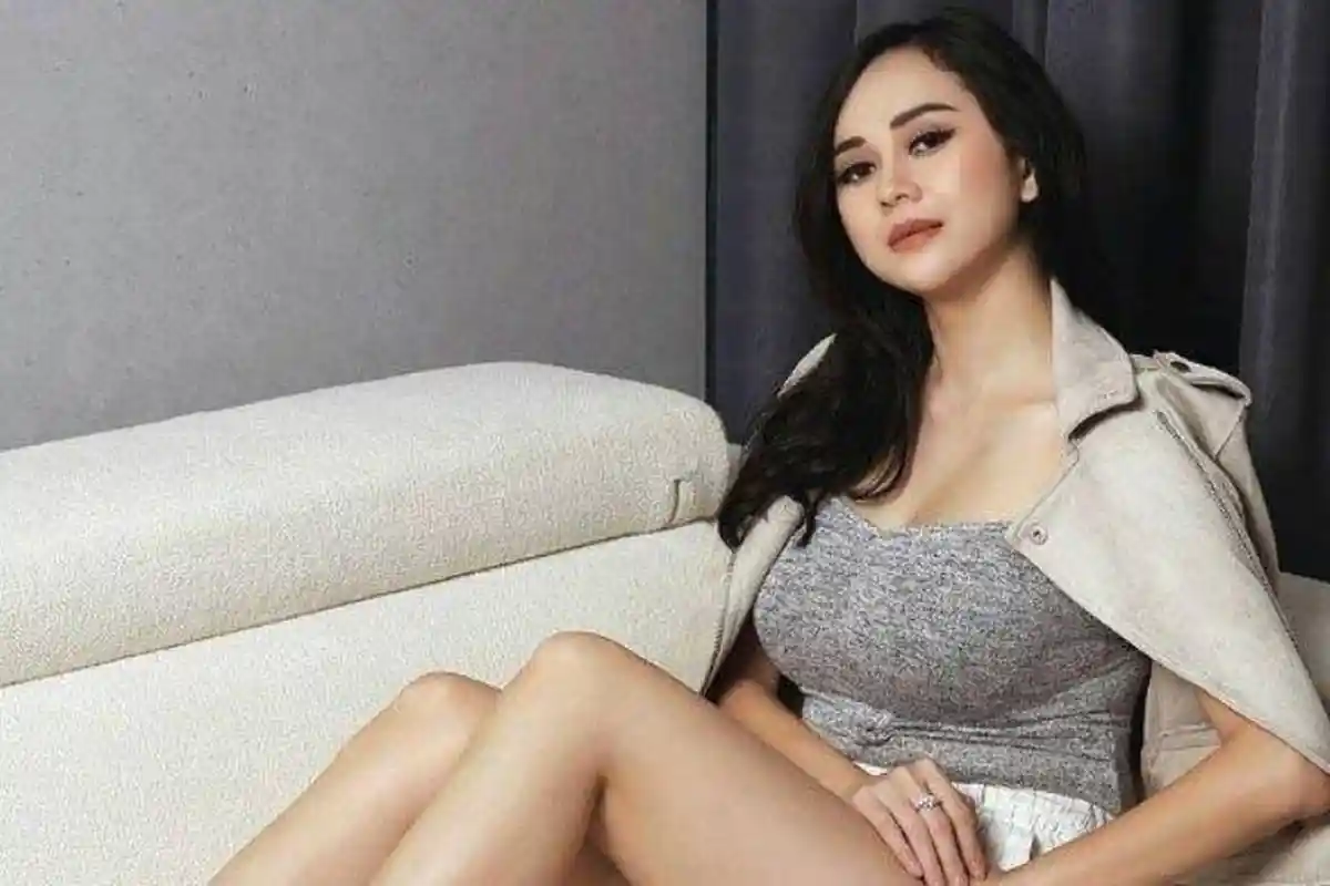 Cantiknya Aura Kasih Pakai Busana Kebaya Putih, Warganet: Bukan Sembarang Janda Ini