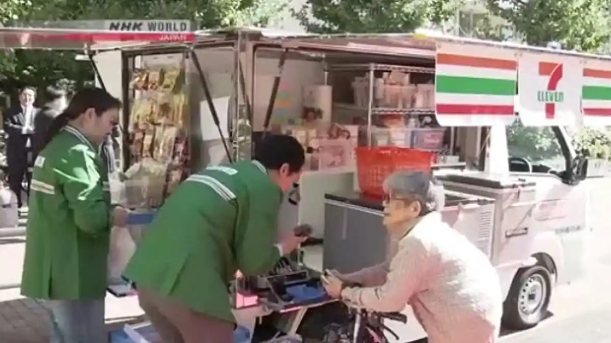 Mobil Minimarket untuk Lansia di Jepang