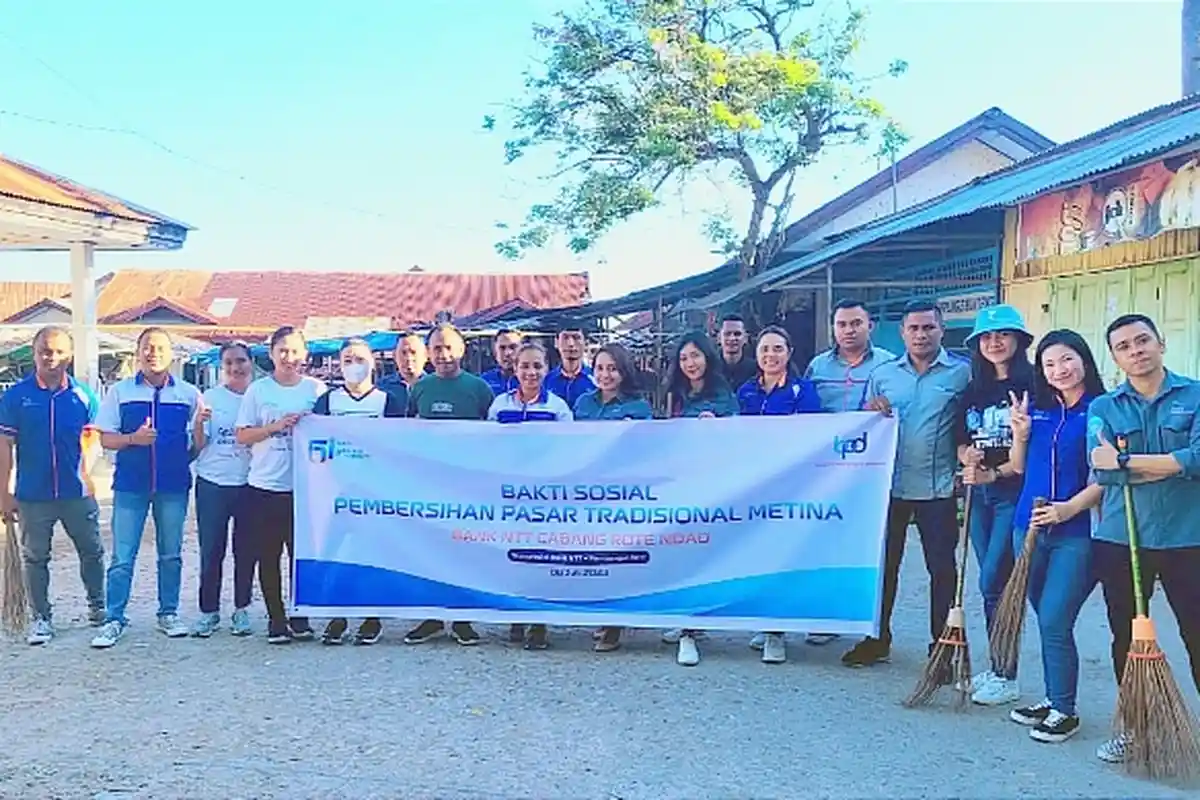 Semarak HUT ke-61, Bank NTT KC Rote Ndao Bersihkan Dua Pasar dan Bagikan 61 Paket Stunting