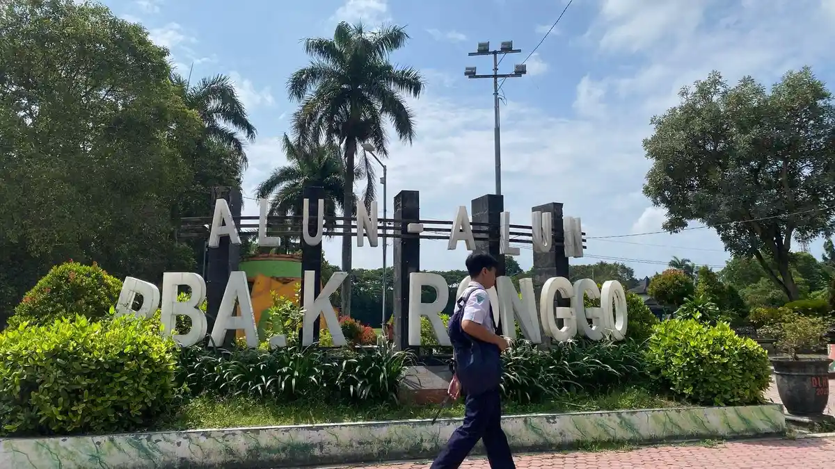 ALUN-ALUN BONDOWOSO - Tulisan landmark RBA Ki Ronggo di jantung kota Kabupaten Bondowoso, Jawa Timur, Selasa (18/3/2025).