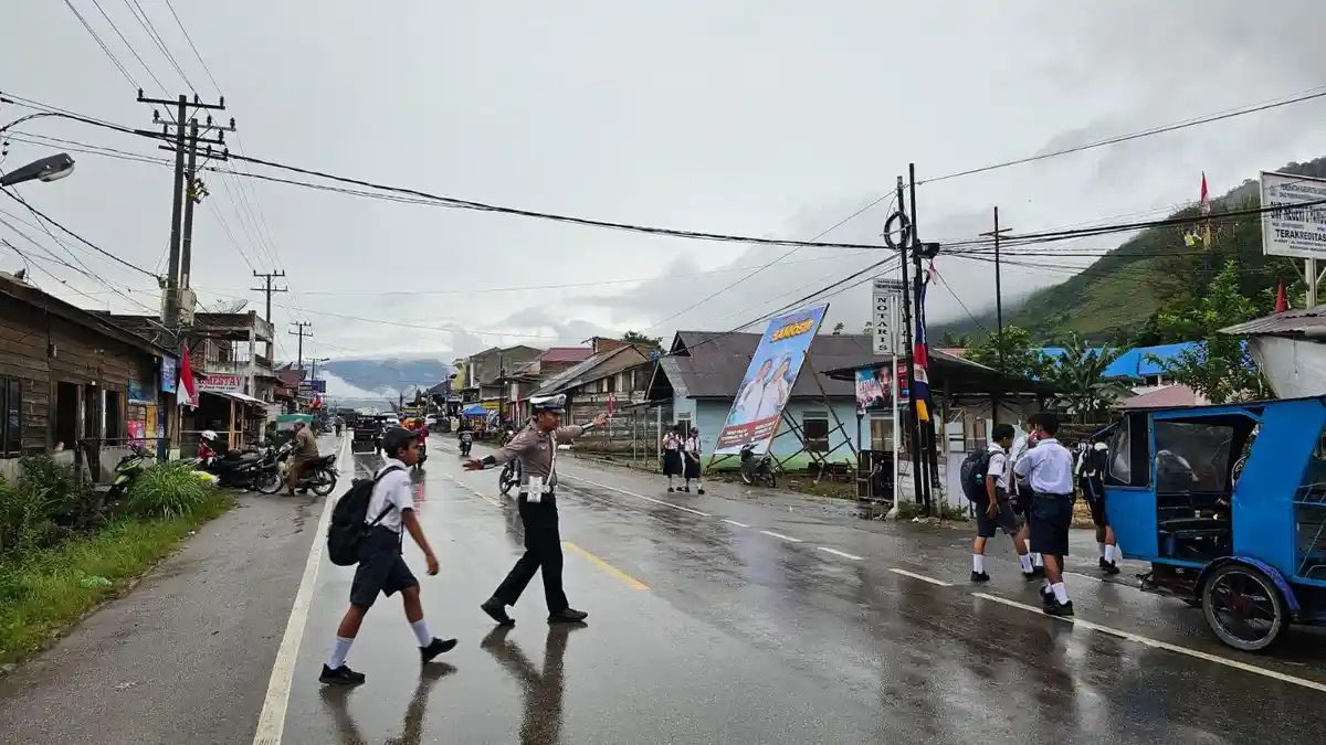 Dibawah Guyuran Hujan, Satlantas Polres Samosir Maksimalkan Pelayanan Untuk Mencegah Kecelakaan