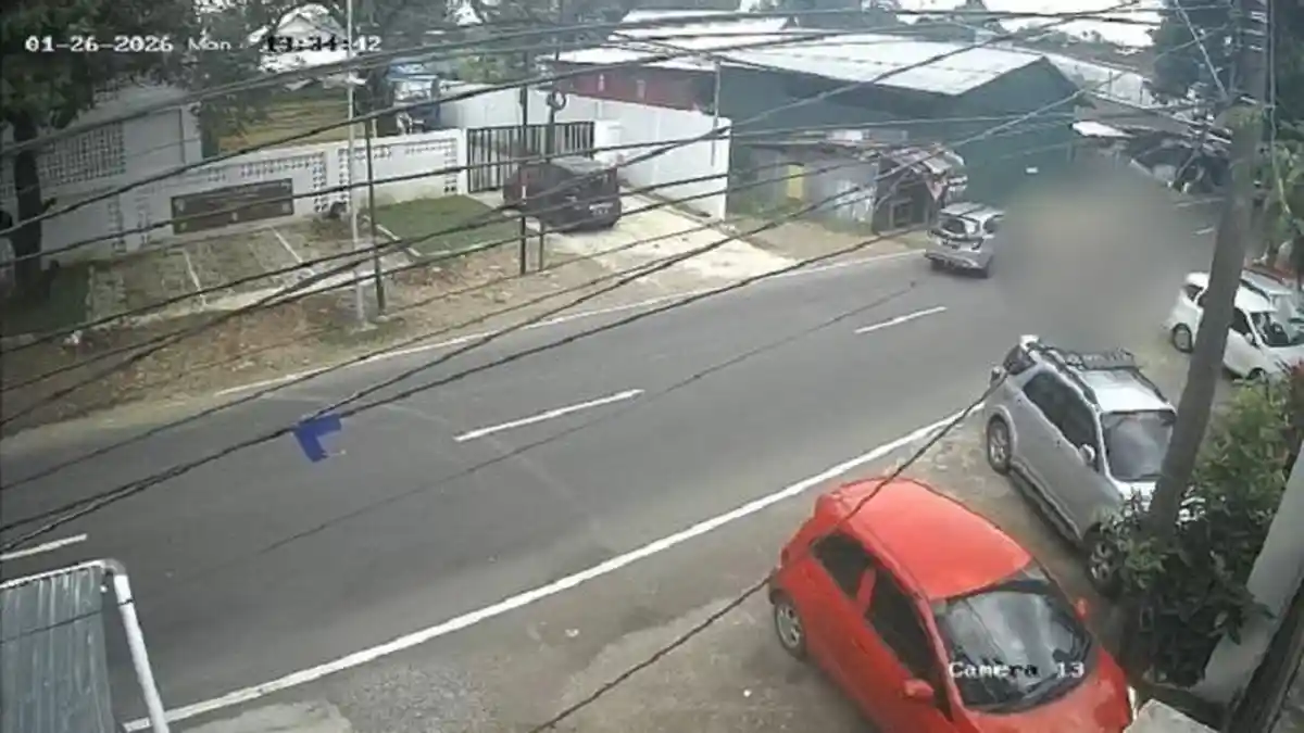 Terekam CCTV, Bocah 6 Tahun Terpental 5 Meter Ditabrak Mobil Silver di Makassar