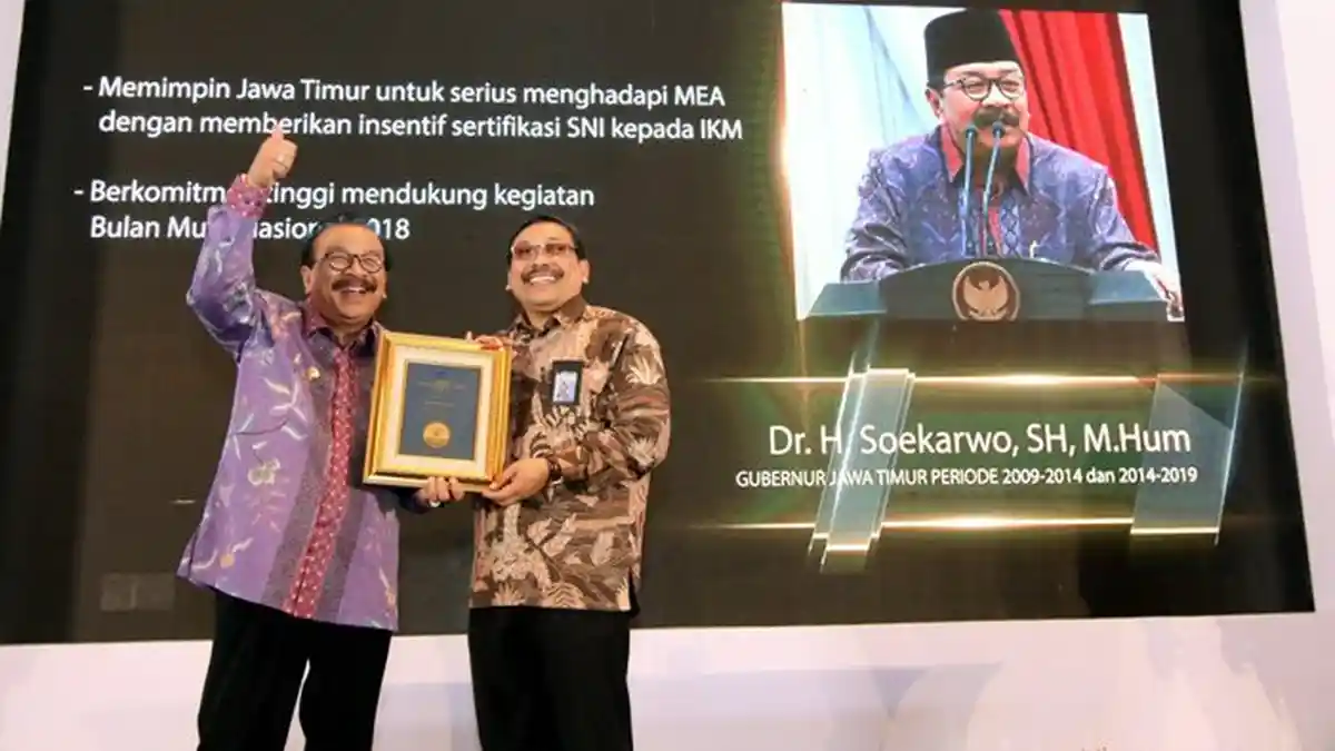 Pakde Karwo Raih Penghargaan Tokoh Pemrakarsa Standardisasi