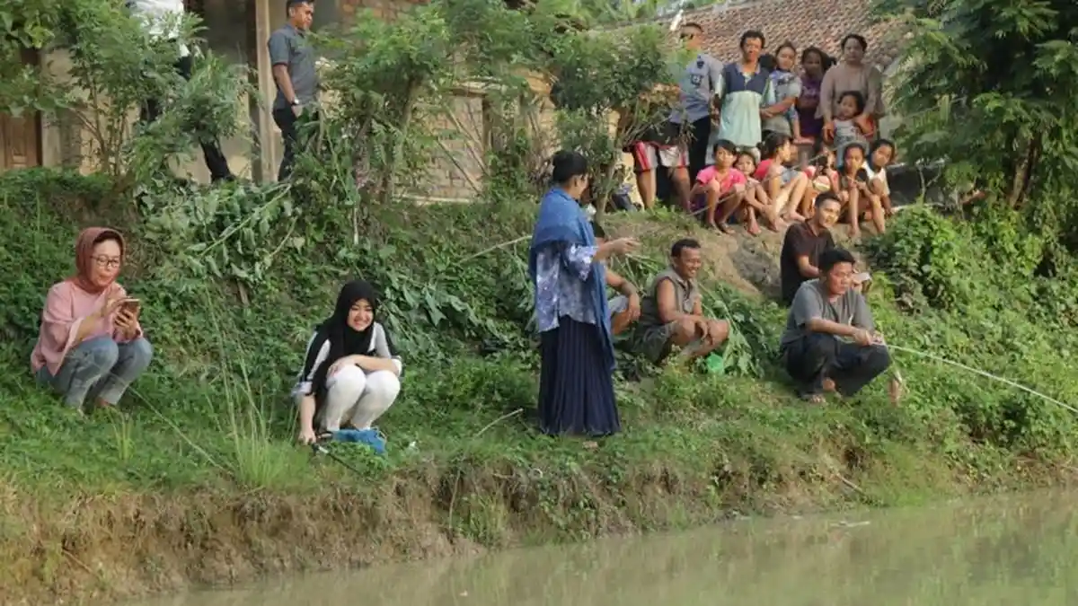 Pulang Kampung, Gubernur Sumsel Herman Deru Ziarah dan Mancing Bersama Warga