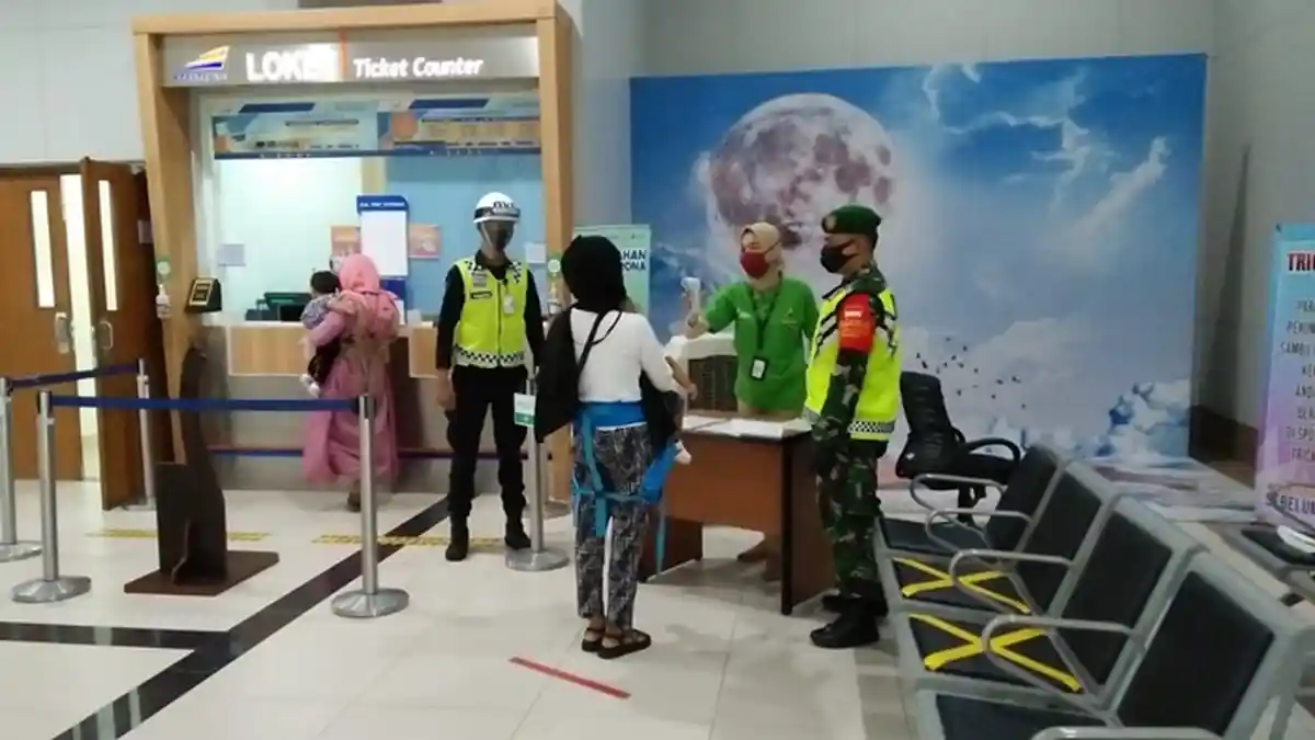 Penumpang LRT Diperiksa dengan Teliti Diawasi Babinsa