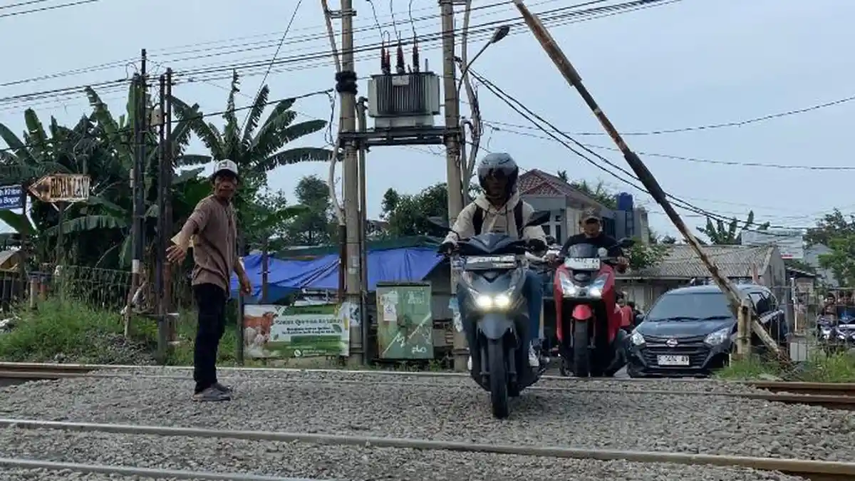 Penampakan Perlintasan Sebidang di Sukaresmi Bogor yang Akan Ditutup KAI, Ramai Dilalui Pengendara