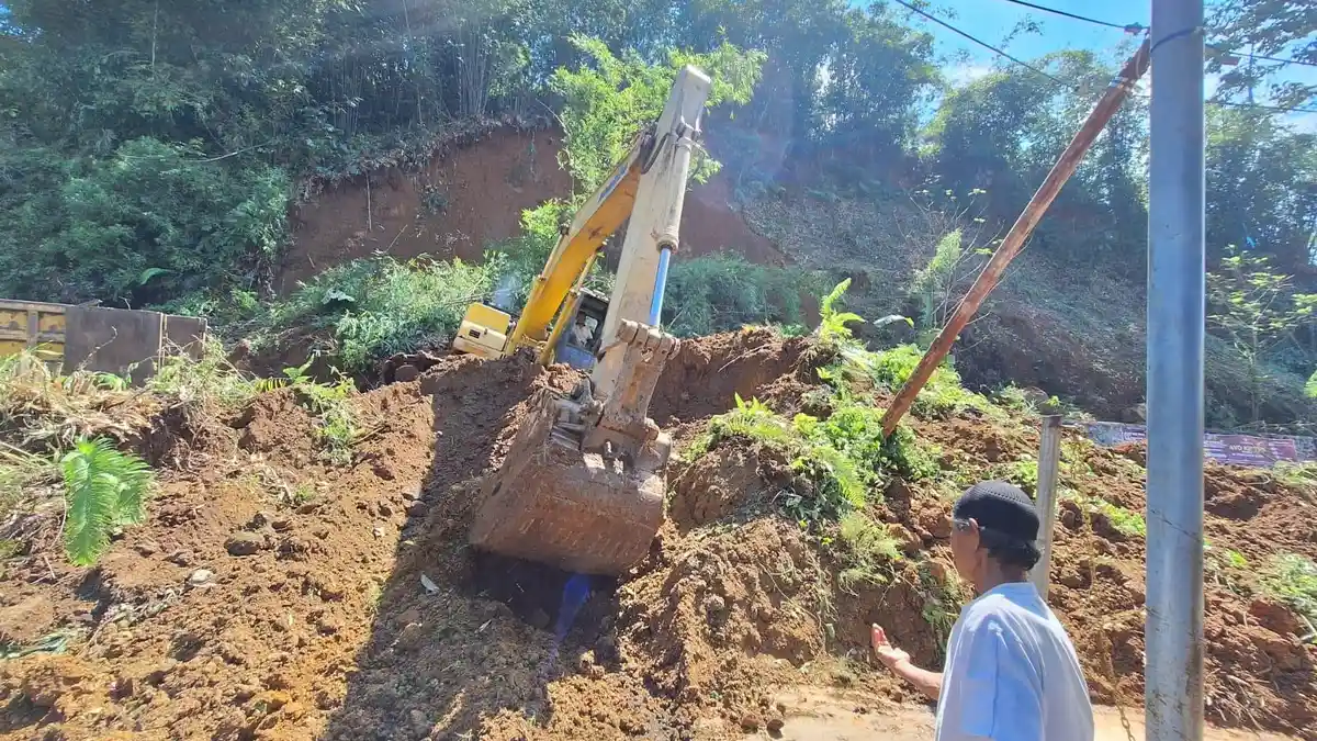Tiang Listrik Terdampak Longsor Jalan Lintas Curup - Lebong, Listrik di Desa Tabarenah Padam