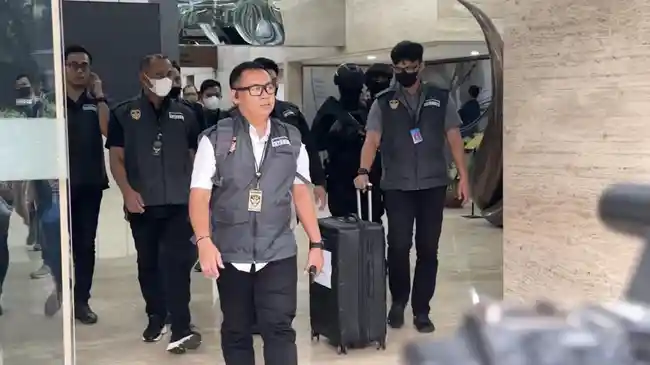 Hampir 8 Jam Geledah Kantor WIKA, Penyidik Kortas Tipidkor Bawa Se-Koper Barang Bukti   